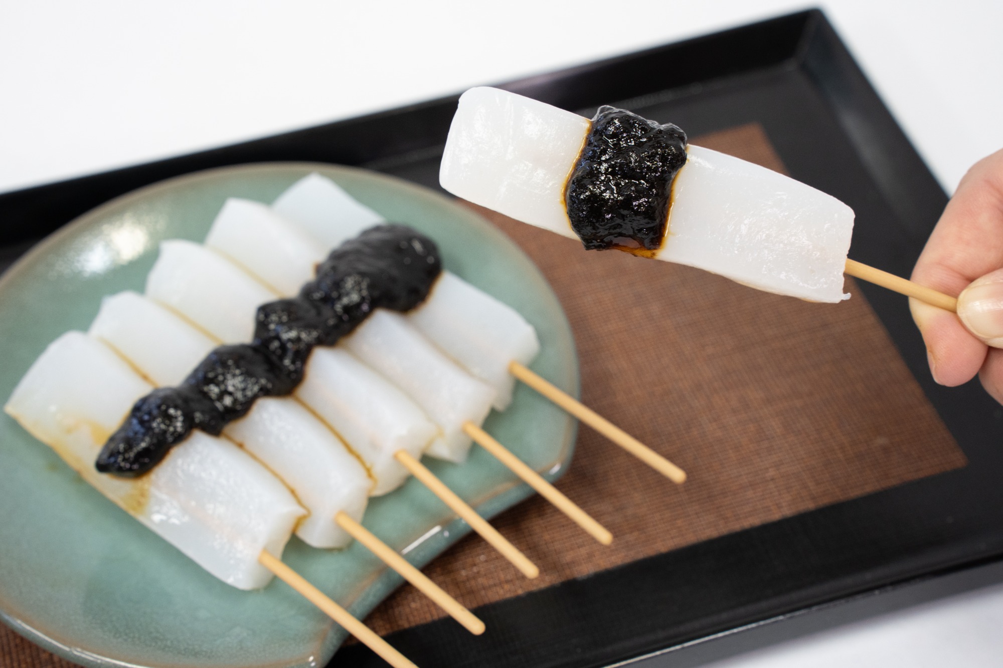 八丁味噌で食べるこんにゃく田楽串 MADE IN おかざき